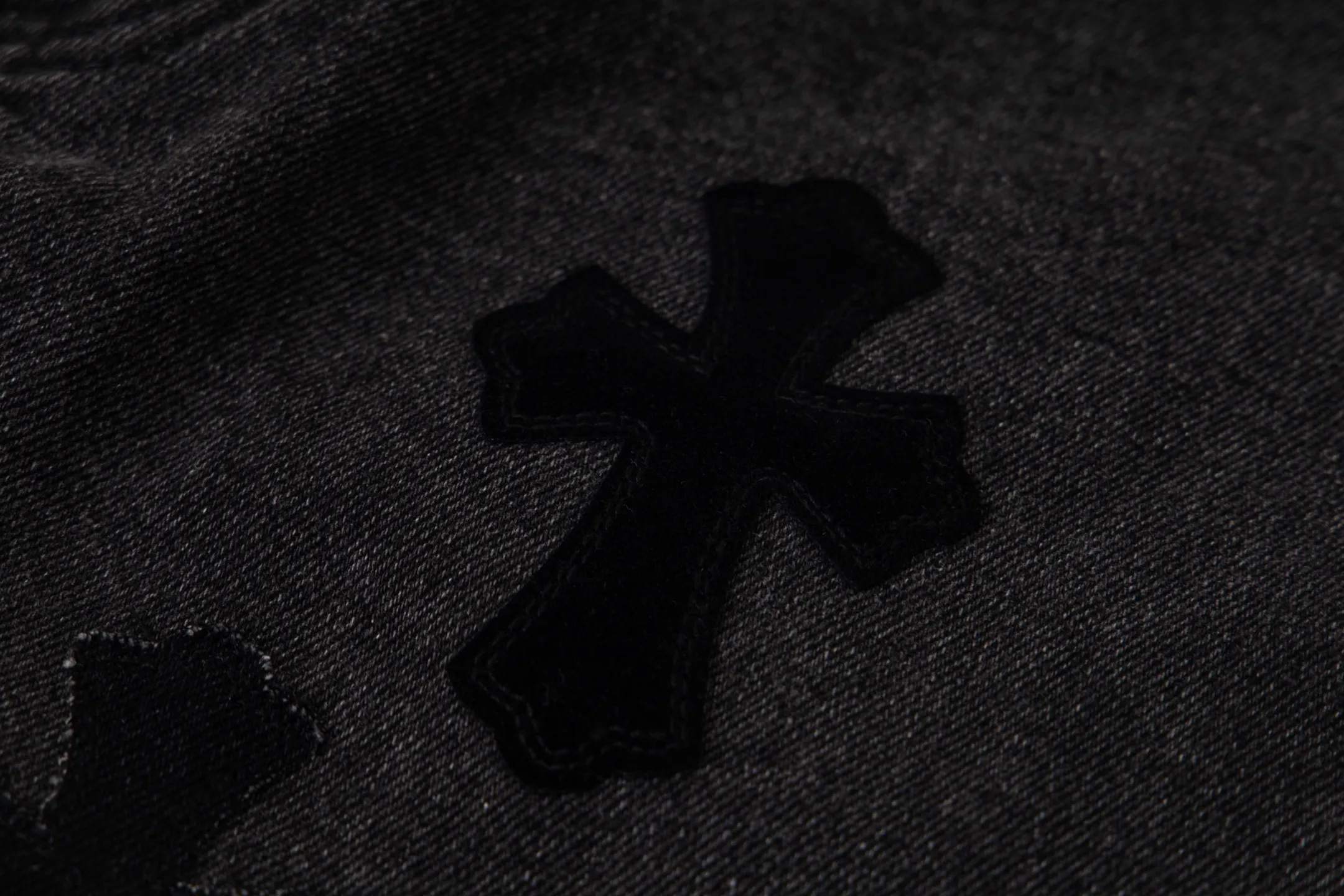 P290 Chrome Hearts Chrome Hearts Black Pinduo Black Leather Big Devil Cow King Jeans CH jeans need to be washed before being dismantled and hand-stitched with sheepskin cross leather and then spliced to complete. The whole piece has too much craftsmanship to describe. About Chrome Hearts This is an extremely luxurious fashion brand that can also be called the nobility of the high street. It has always been an exclusive brand for some hipsters or the second generation of rich people. Compared with ordinary high streets, it is more luxurious and noble. Compared with luxury brands, it has a more fashionable personality. It has always been a brand that I have a special liking for. Style number: 1769# Color: black Size: 28 30 32 34 36